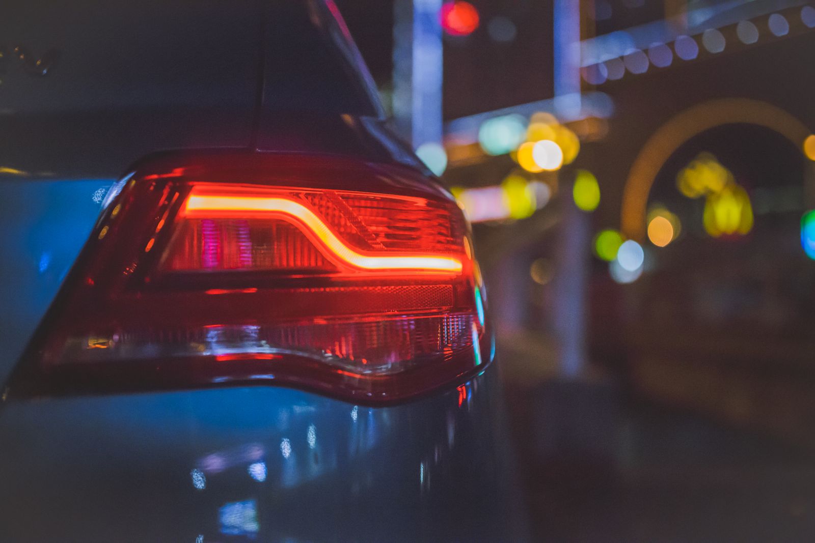 Interni puliti a fondo di una berlina nera pronti per il noleggio